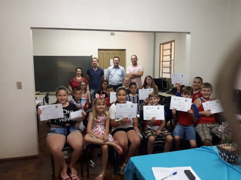 ENTREGA DE CERTIFICADOS NO TELECENTRO COMUNITÁRIO